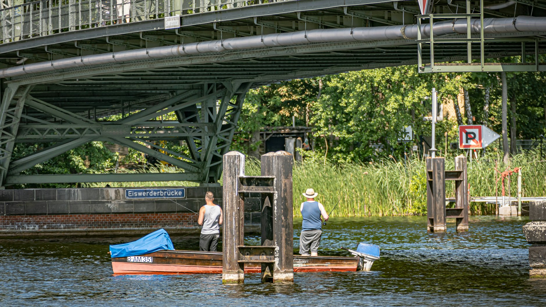Natur pur können Angler auch in Berlin erleben – wie hier auf der Havel an der Eiswerderbrücke in Spandau.