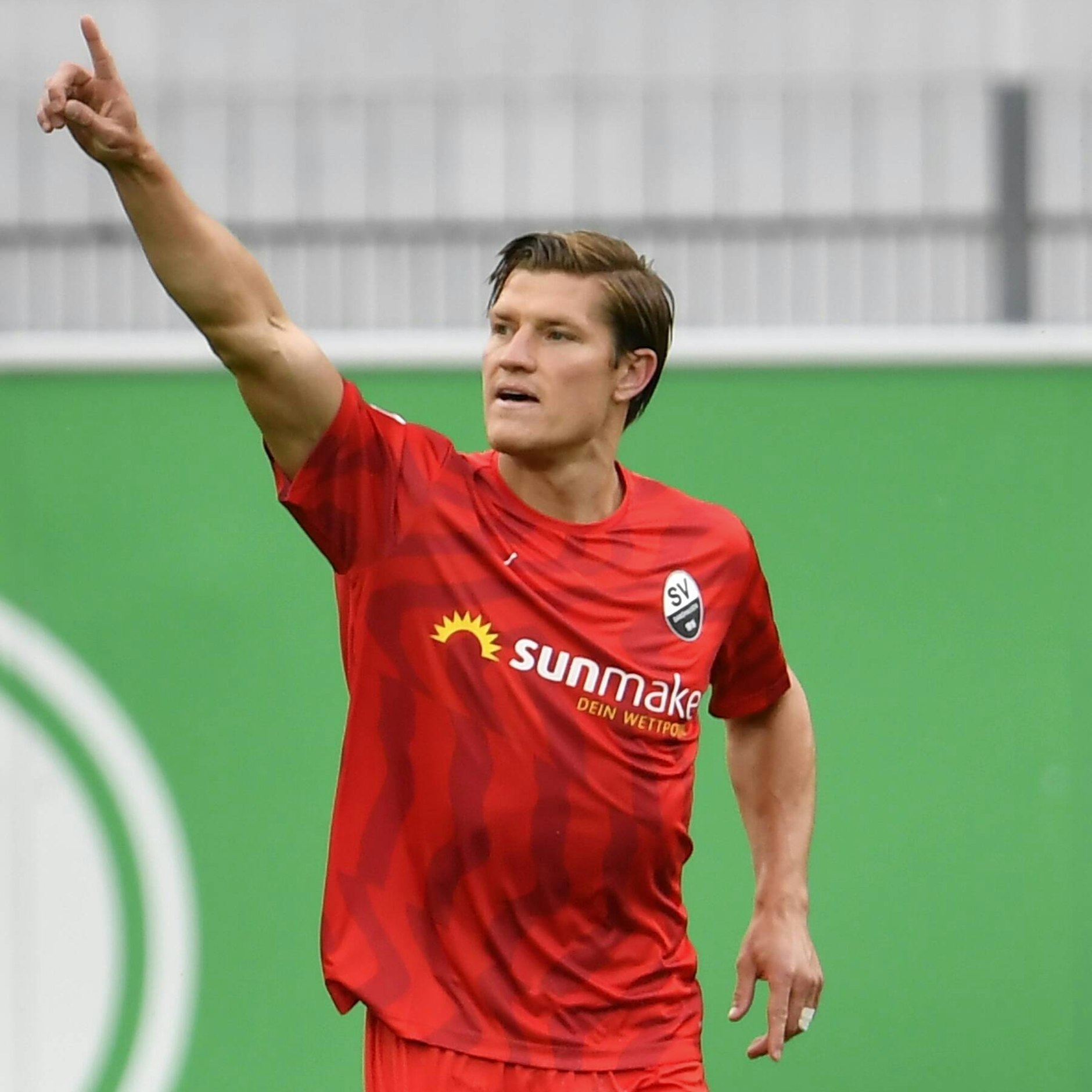 Rot steht ihm schon mal gut: An Sandhausens Kevin Behrens sollen die Eisernen interessiert sein.