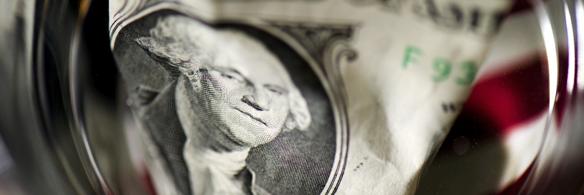 Ein US-Dollar-Geldschein liegt in einem Wasserglas: Experten bezeichnen das US-Finanzsystem als Maschinenraum globaler Geldwäsche.