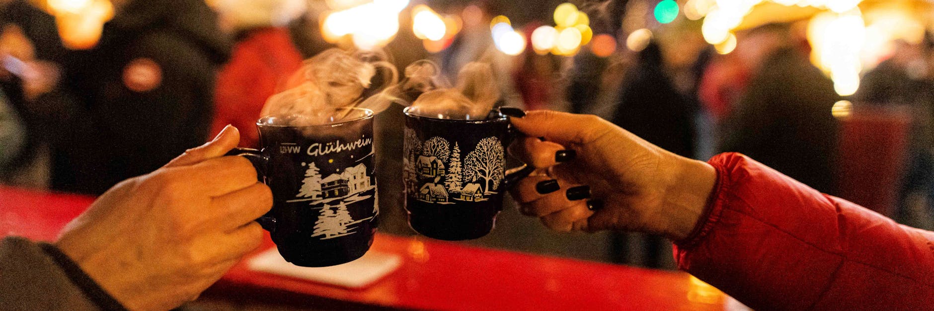 Prost! Das Glühwein-Trinken auf Weihnachtsmärkten wird in diesem Jahr wohl nicht so spaßig ausfallen wie sonst. 