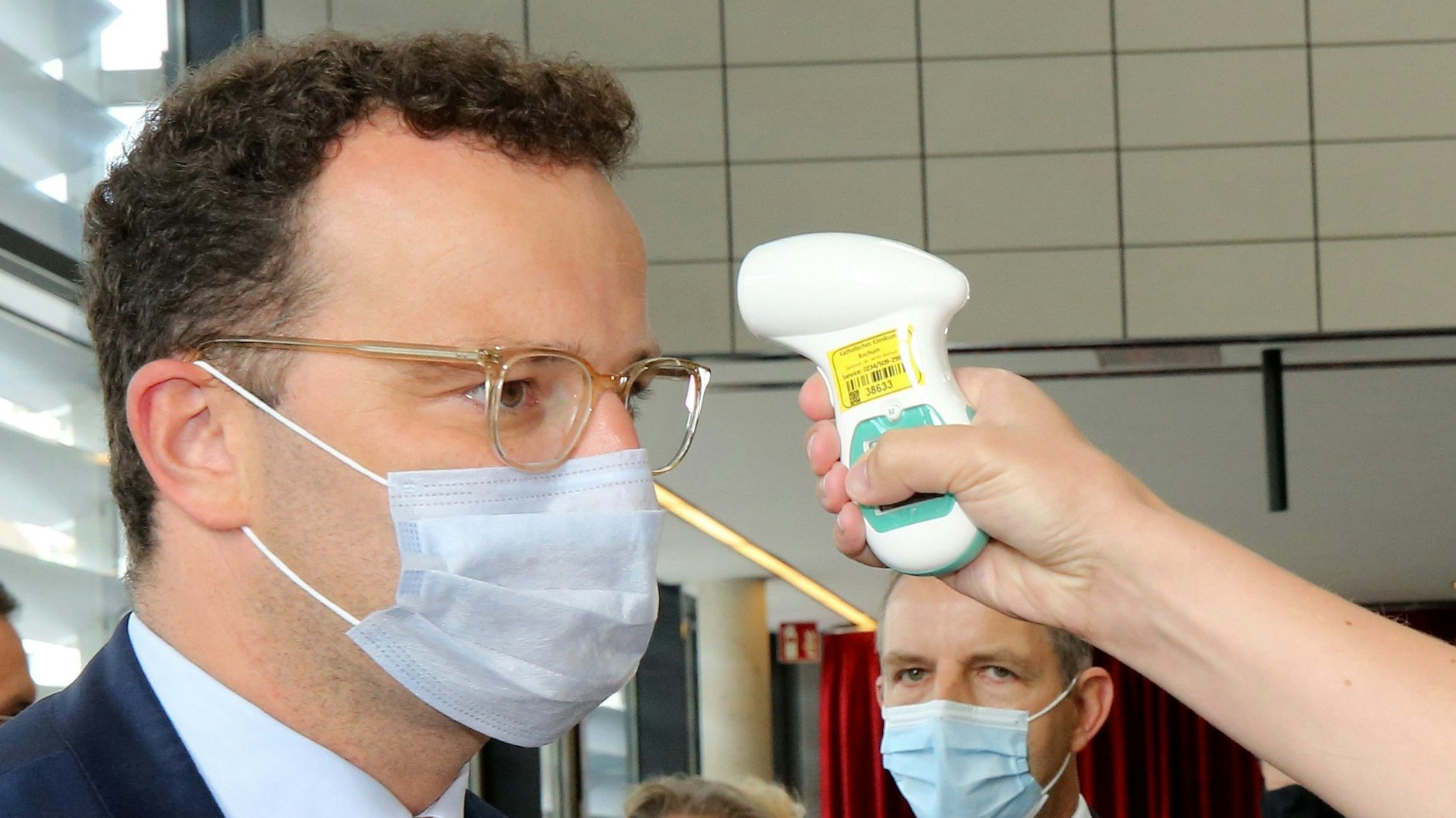 Mit sogenannten Fieberambulanzen will Bundesgesundheitsminister Jens Spahn das Land für den befürchteten Anstieg der Corona-Infektionszahlen in der kühleren Jahreszeit wappnen.&nbsp;