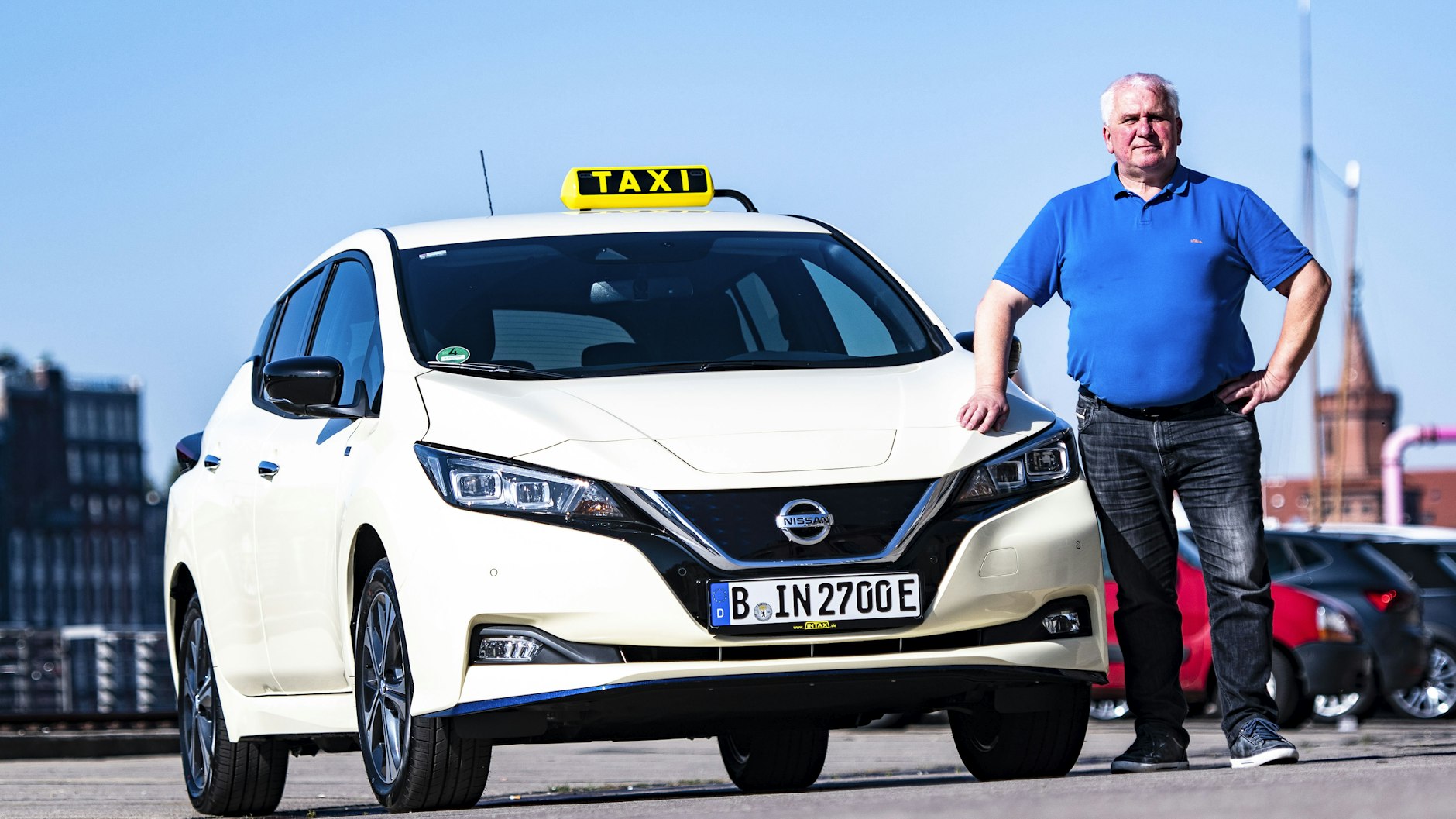Startklar: Leszek Nadolski, Vorsitzender der Berliner Taxi-Innung, und der Nissan Leaf (62 kWh). Nach der jüngsten Statistik des Kraftfahrt-Bundesamtes waren Anfang des Jahres knapp 5900 batterieelektrische Fahrzeuge in Berlin gemeldet. Doch Elektrotaxis gehörten nicht dazu.