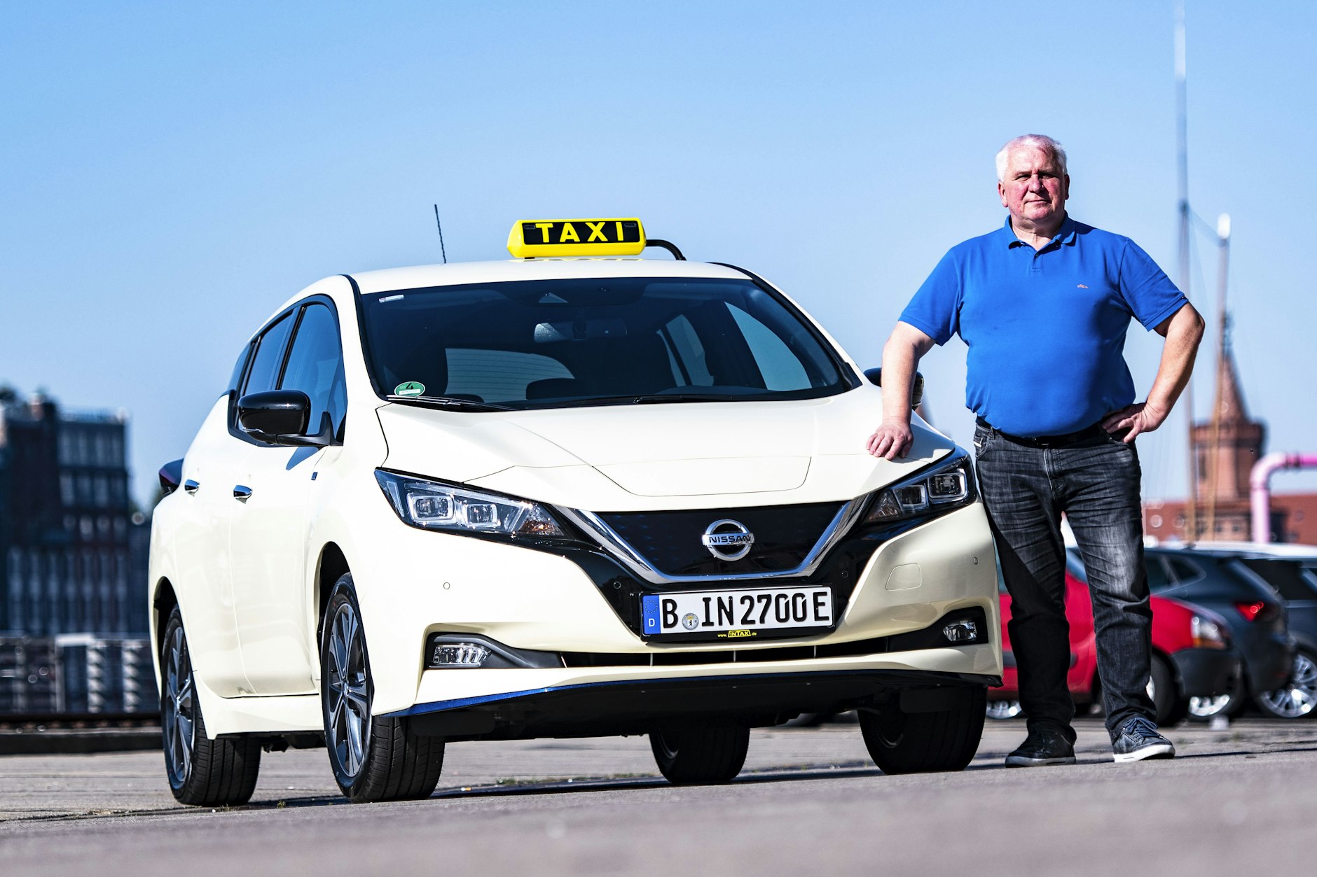 Dieses Taxi rollt bereits elektrisch: Leszek Nadolski hat für die Innung des Berliner Taxigewerbes ein Batteriefahrzeug des Typs Nissan Leaf angeschafft. Interessierte Taxifahrer dürfen es nutzen.