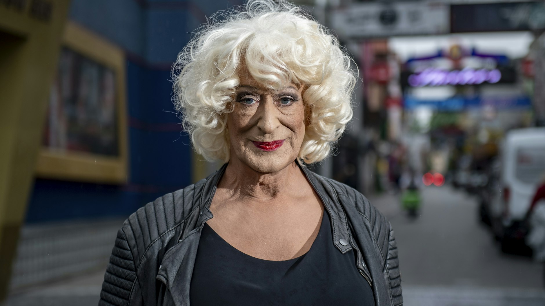 Lilo Wanders, Travestiekünstlerin ohne Arbeit: Treckerfahren im eigenen Garten.