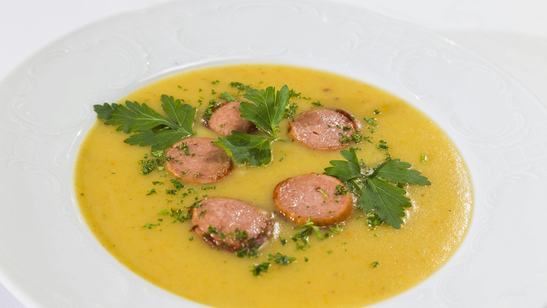 Schmeckt am besten mit Würstchen: Sächsische Kartoffelsuppe.