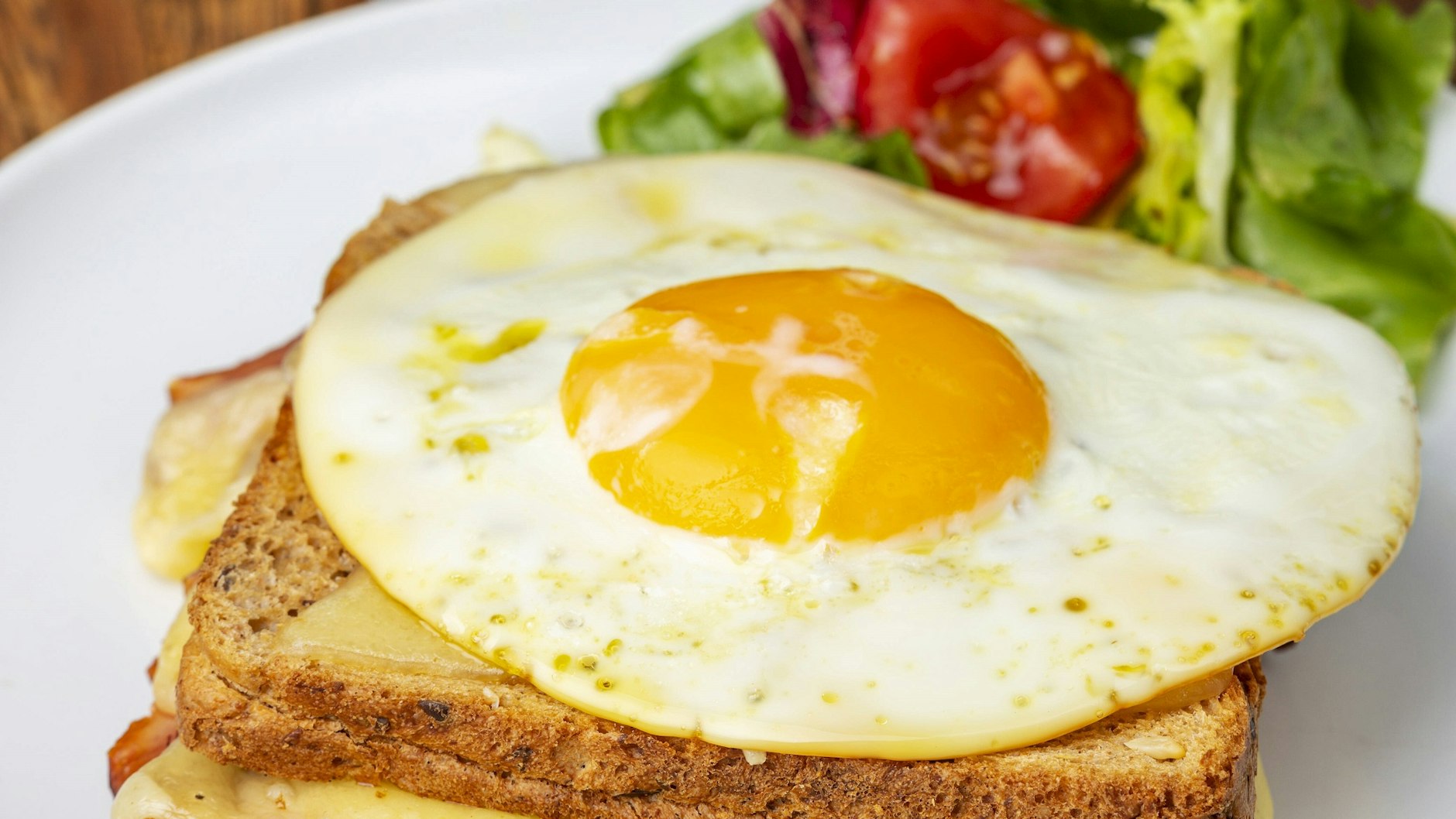Lecker, schnell und deftig: Die Karlsbader Schnitte, hier erweitert mit einem Spiegelei.