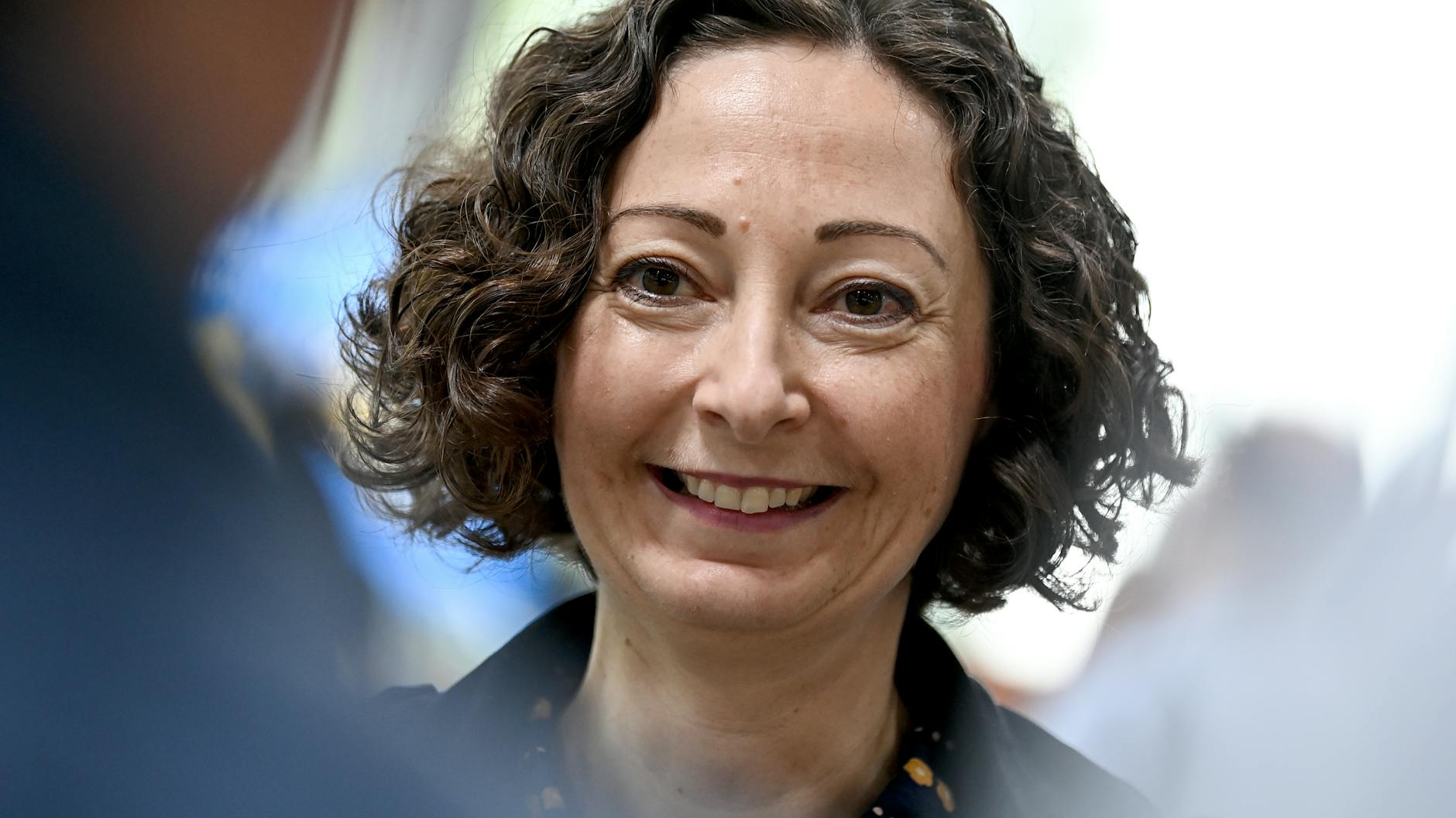 Wirtschaftssenatorin Ramona Pop (Grüne) will die Wirte unterstützen, als Ausgleich sollen die Berliner dafür an einem Sonntag auf ihr Auto verzichten.