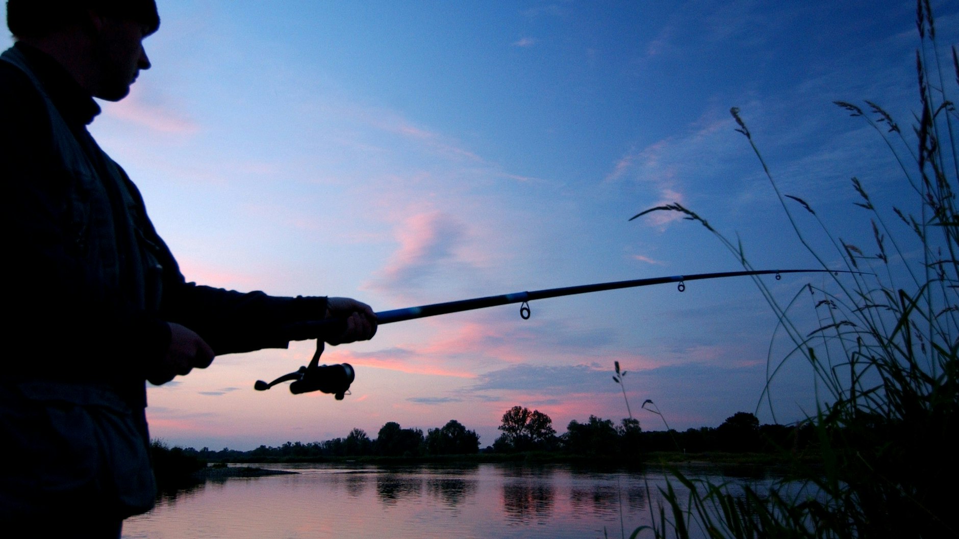 Einswerden mit der Natur: Die Angler lieben die so genannte blaue Stunde. In der Abenddämmerung sind Petri-Jünger, wie hier an der Oder, gerne unterwegs.&nbsp;