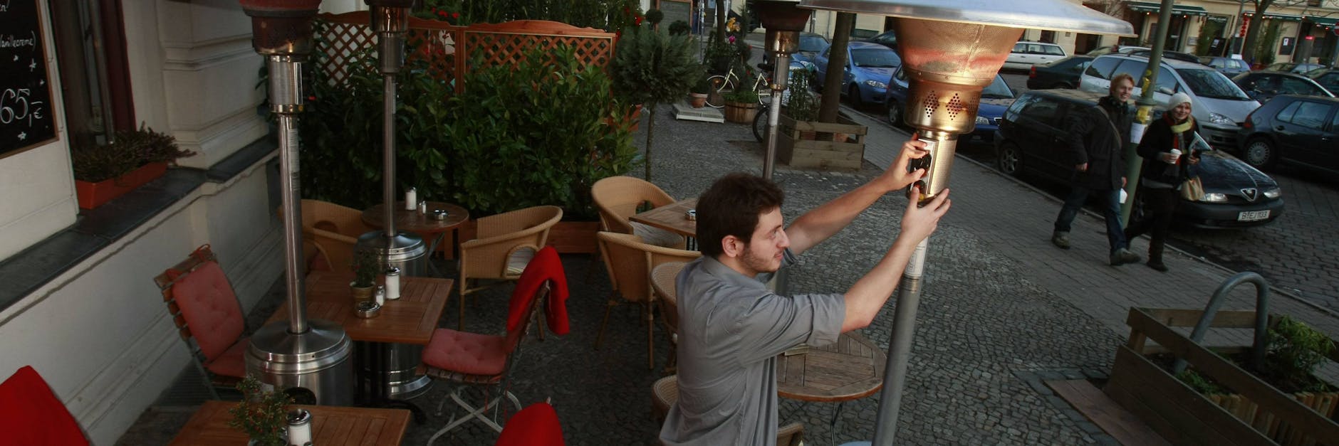 Ein Mitarbeiter eines Cafes in Prenzlauer Bergs stellt einen Heizpilz auf. Das, was vor elf Jahren noch Usus war, soll wieder erlaubt werden.