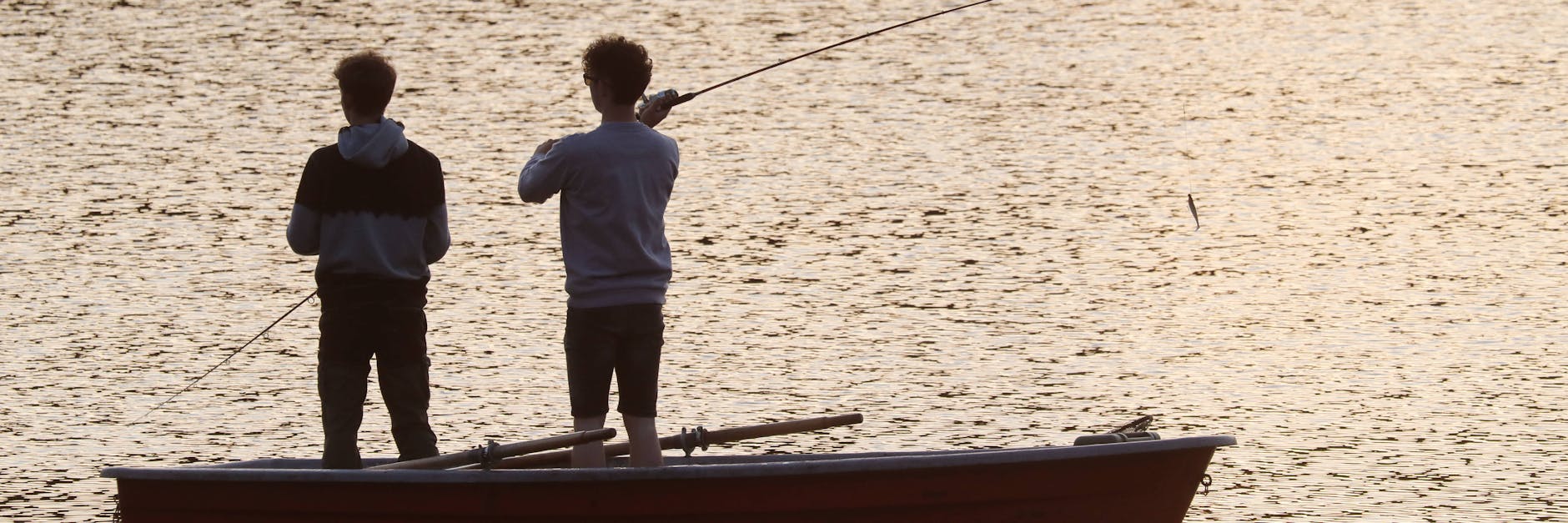 Angeln in der Abenddämmerung: Es gibt nichts Besseres, um Ruhe zu finden.