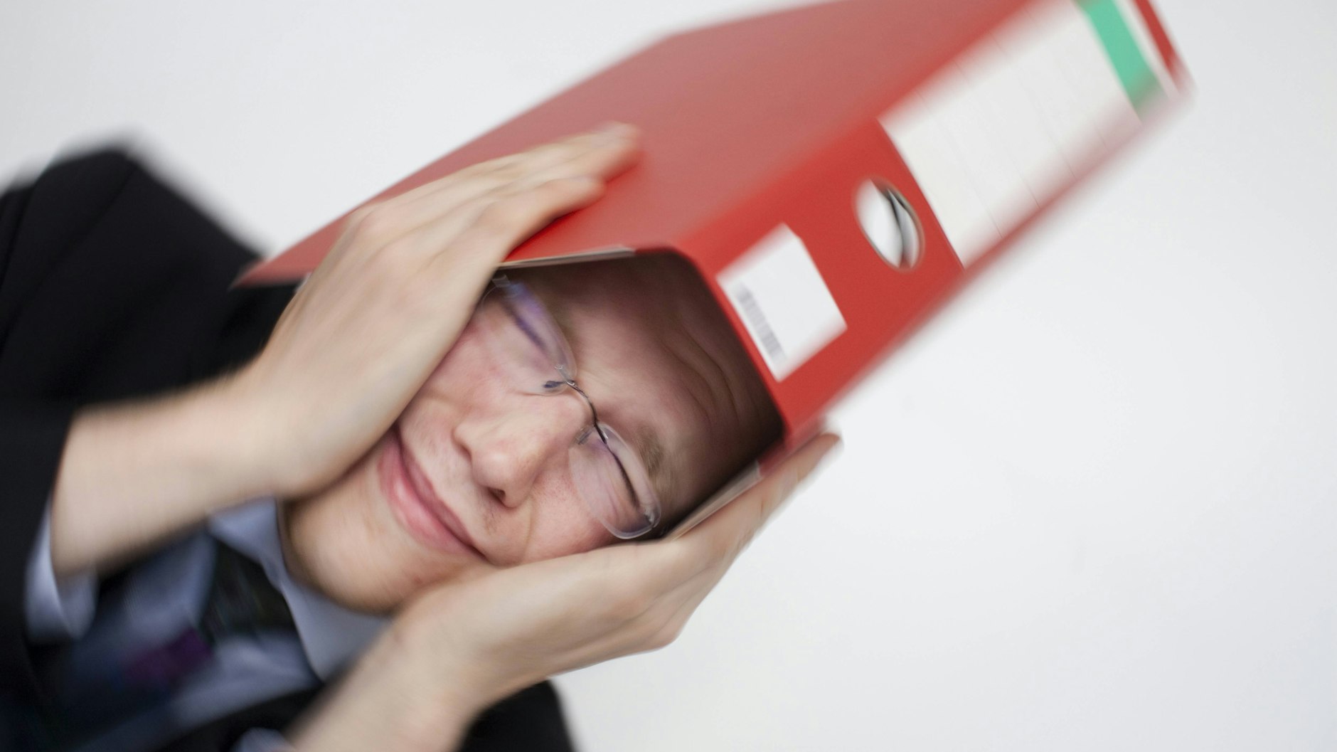 Beamte und Angestellte der Berliner Verwaltung müssen in ihrer Arbeit viele Dinge beachten, ohne dabei zu verzweifeln.