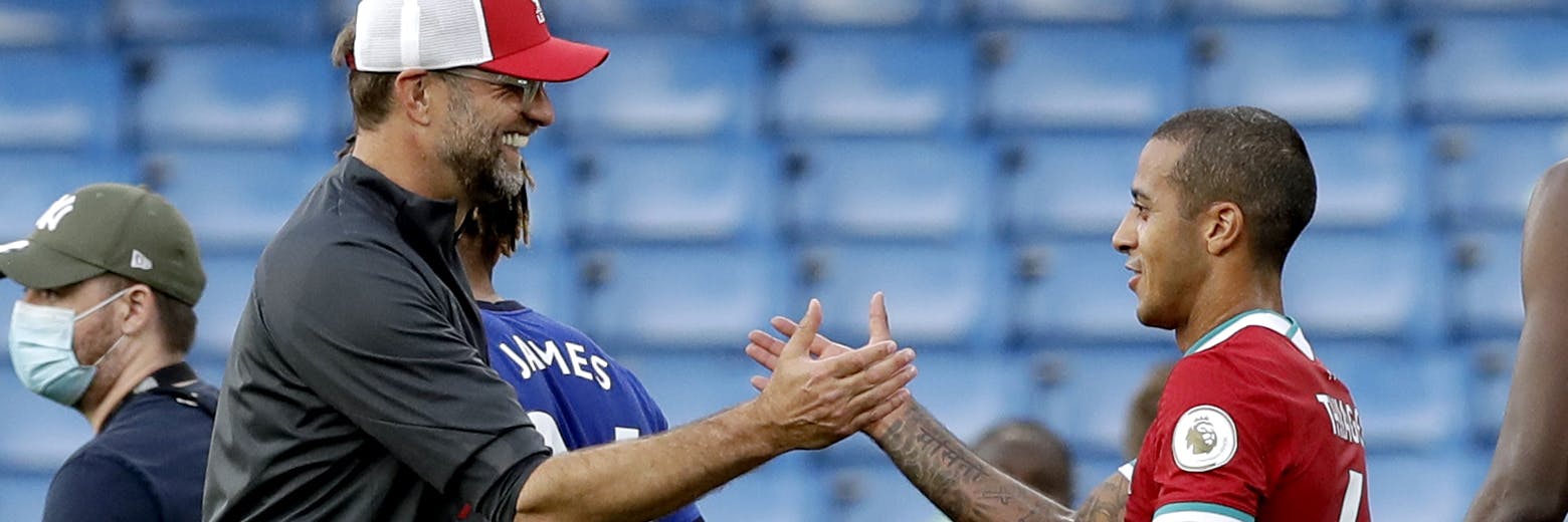 Jürgen Klopp (l.) aus Deutschland, Trainer des FC Liverpool, klatscht nach dem Spiel mit Thiago ab.