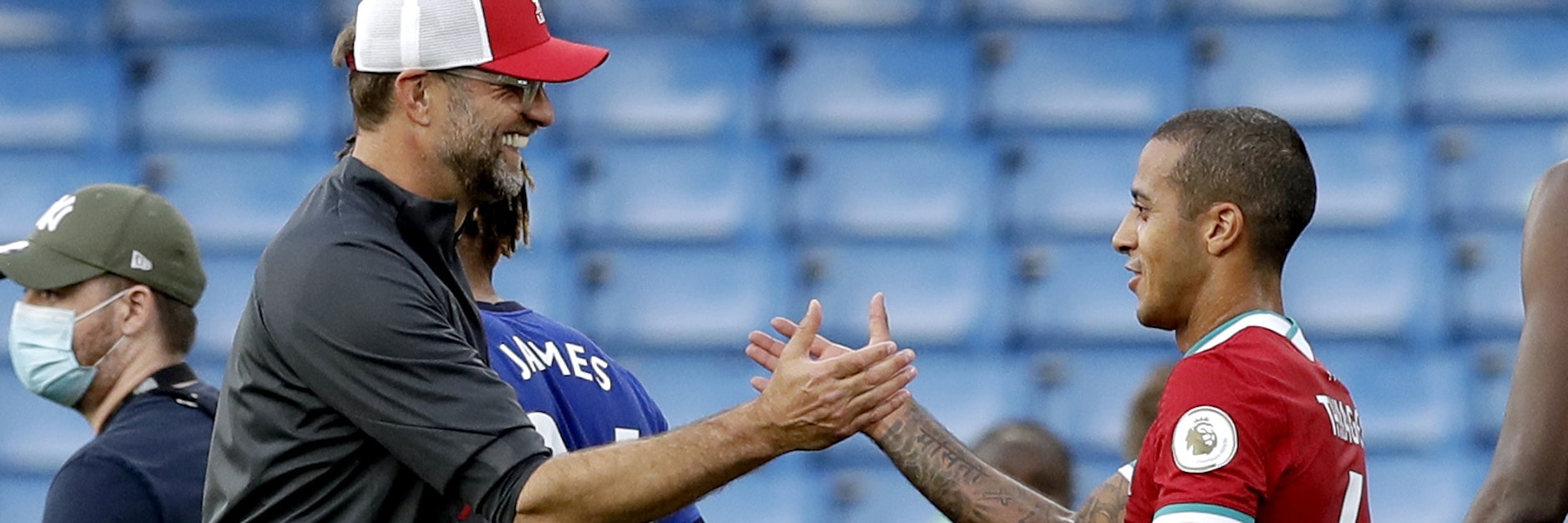 Jürgen Klopp (l.) aus Deutschland, Trainer des FC Liverpool, klatscht nach dem Spiel mit Thiago ab.