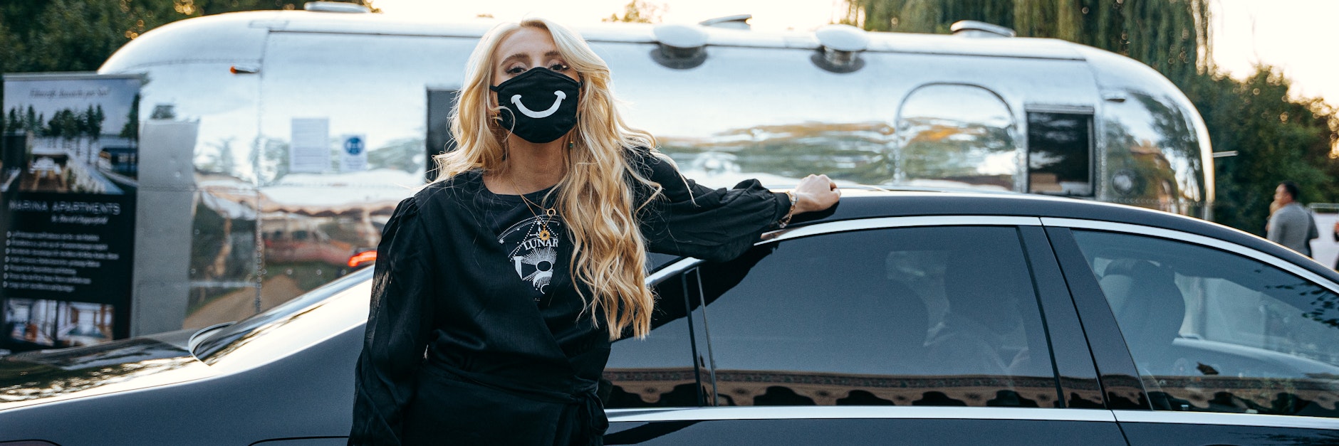 Influencerin Marijke Smitt erscheint mit Maske auf dem Filmfestival in Bad Saarow