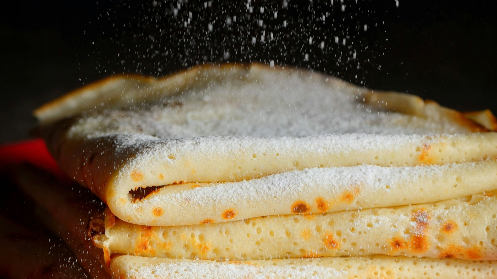 Zu Buttermilchplinsen passen Zucker und Apfelmus.