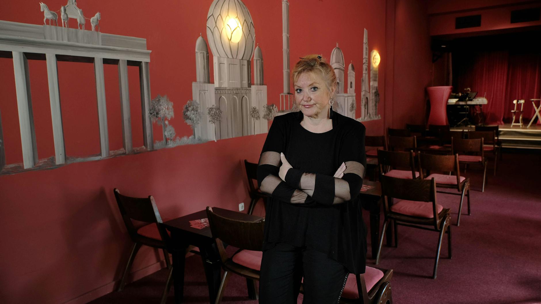 Marga Bach in ihrem Theatersaal. Ende der Woche wird hier wieder gespielt, außerdem gibt es dann einen Flohmarkt.