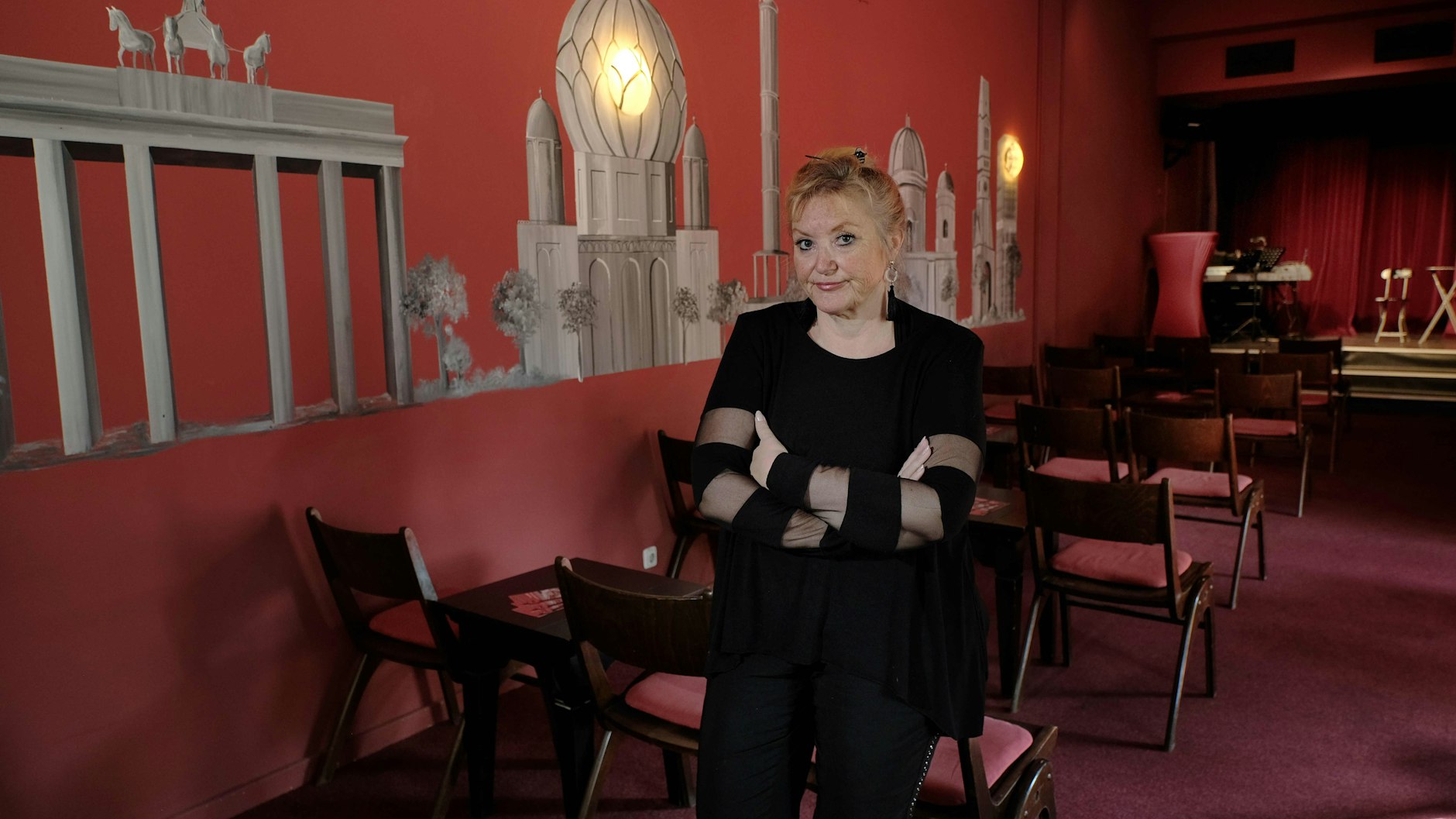 Marga Bach in ihrem Theatersaal. Ende der Woche wird hier wieder gespielt, außerdem gibt es dann einen Flohmarkt.