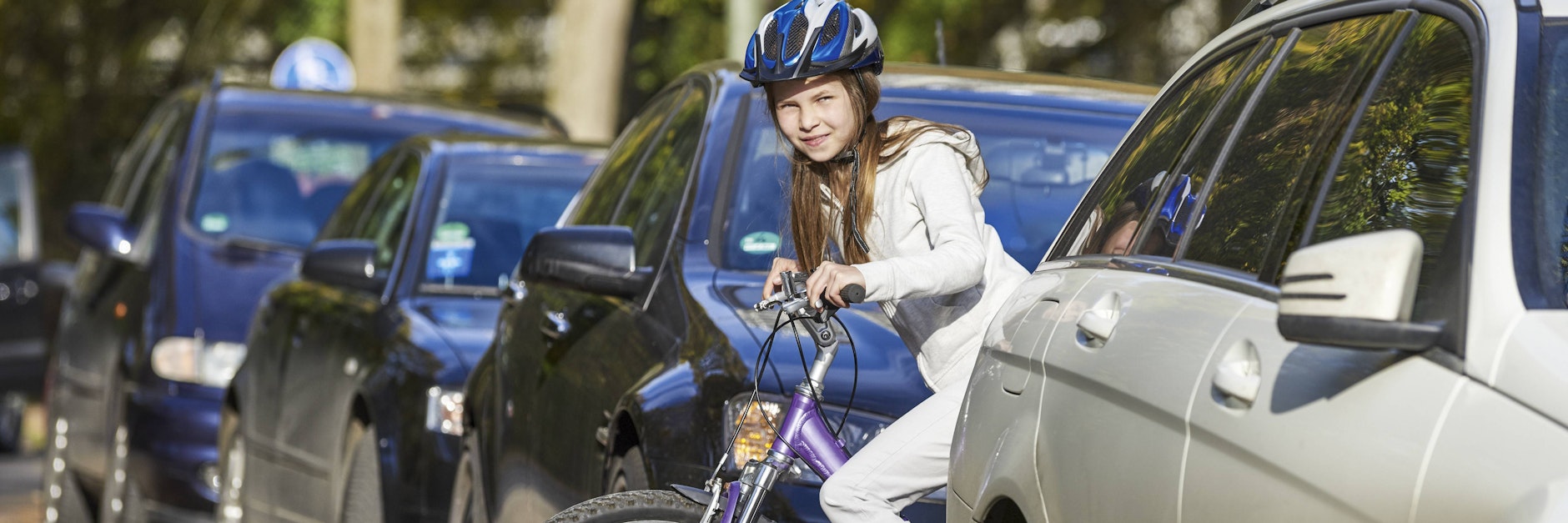 Früh übt sich. Ein Mädchen im Straßenverkehr