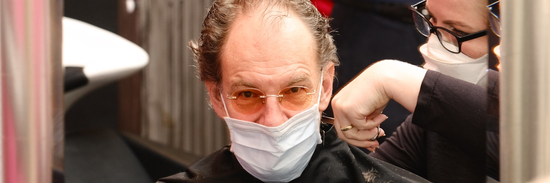 Sonst reißt Chin immer das Maul auf - nur nicht beim Friseur in Corona-Zeiten.