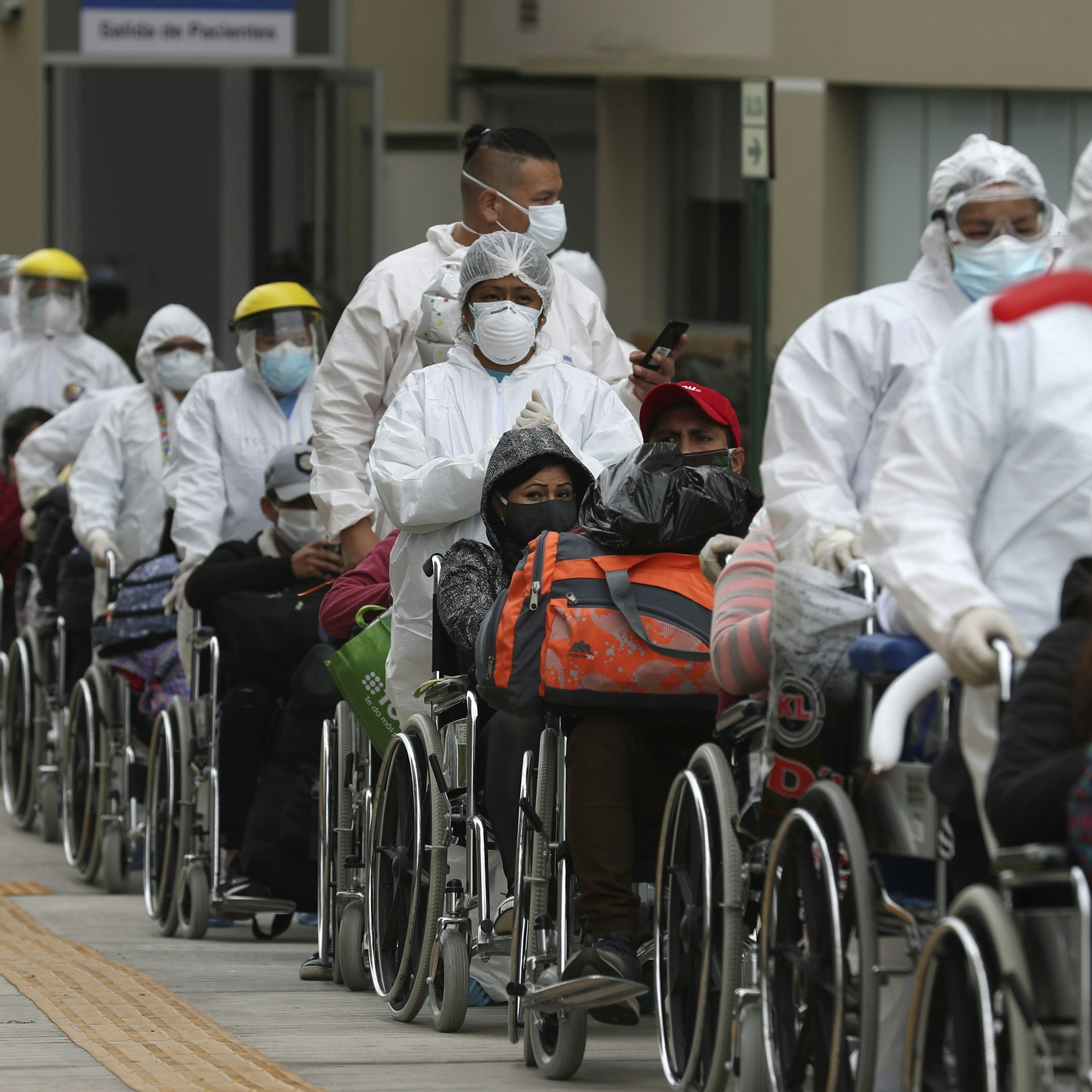 Corona-Patienten werden in Lima (Peru) aus einem ehemaligen Athletendorf gerollt, das vorübergehend als Krankenhaus für Hunderte Covid-19-Patienten dient.