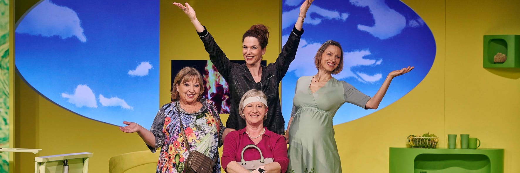 Angelika Mann ist wieder auf der Bühne! In der neuen Wechseljahre-Revue „Himmlische Zeiten" kämpft die Lütte mit Heike Jonca, Franziska Becker und Nini Stadlmann (v. li.) gegen das Älterwerden an.<br> <br>