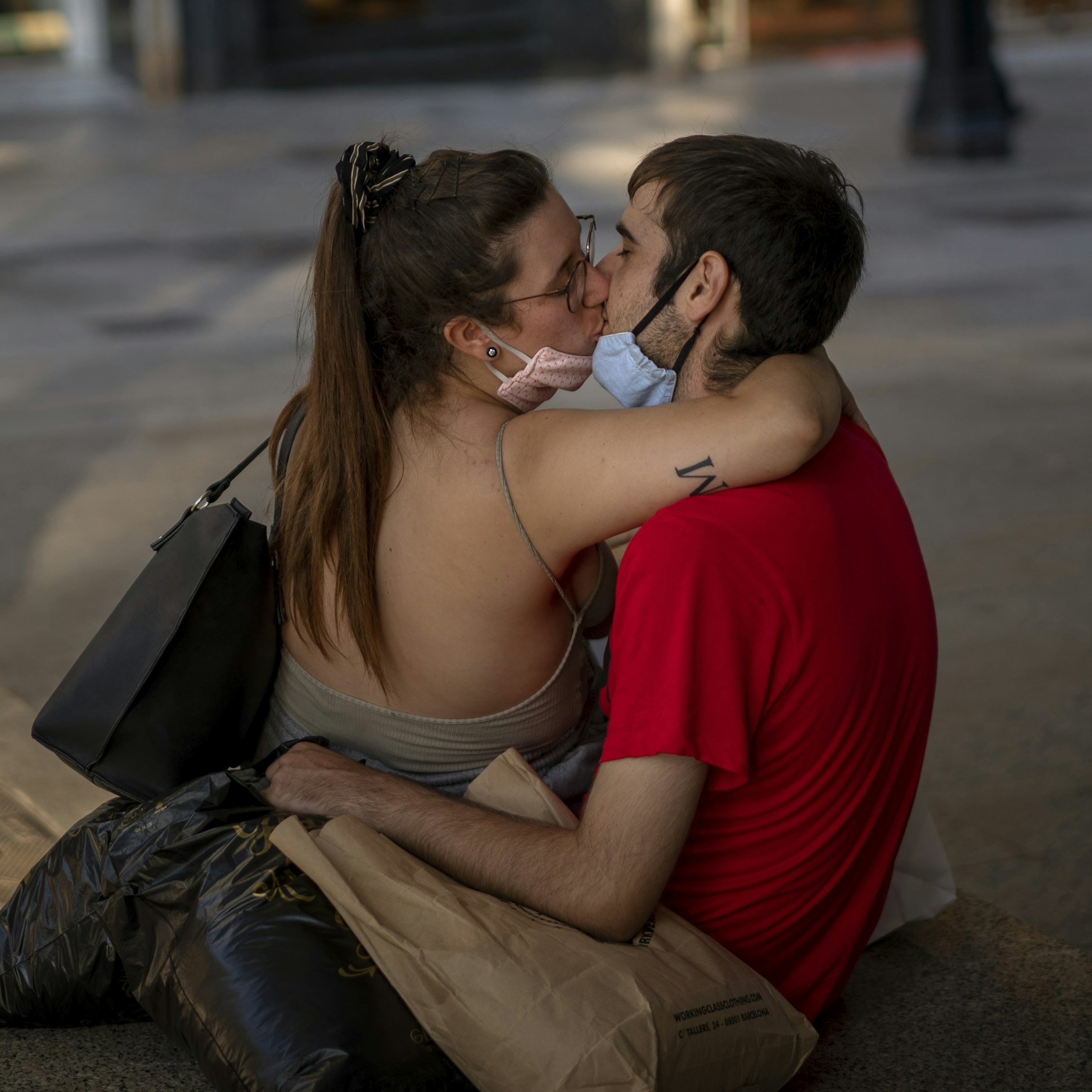 Barcelona: Ein Paar mit runtergezogenen Mundschutzmasken küsst sich in der Innenstadt. Im Corona-Hotspot Spanien sind die Marken von 640.000 Infektionen und 30.000 Todesopfern überschritten.