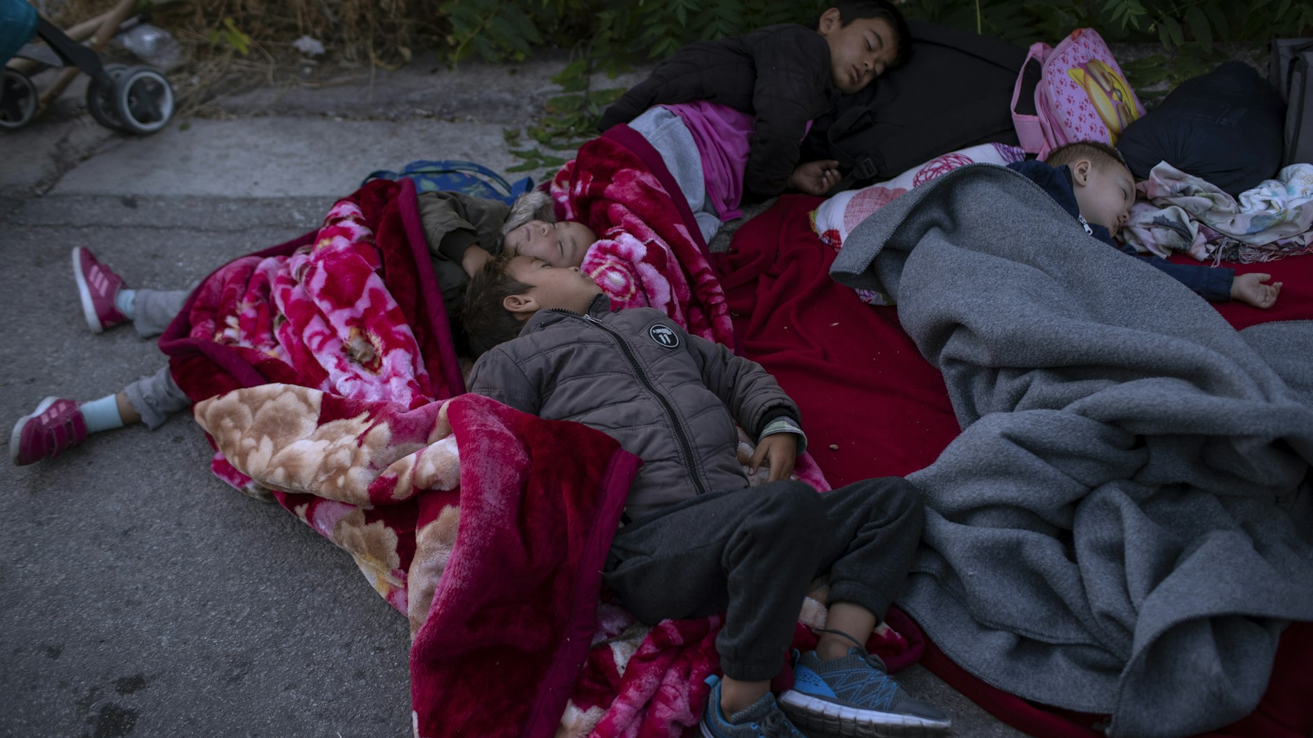 Nahe dem zerstörten Lager in Moria schlafen Kinder auf der Straße.&nbsp;