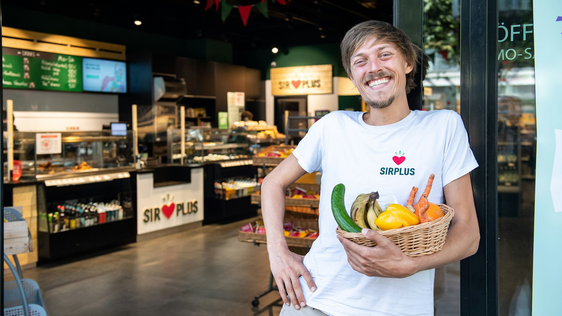 Raphael Fellmer freut sich über gerettete Lebensmittel in seinem Markt Sirplus.<br><br>Foto: Benjamin Pritzkuleit