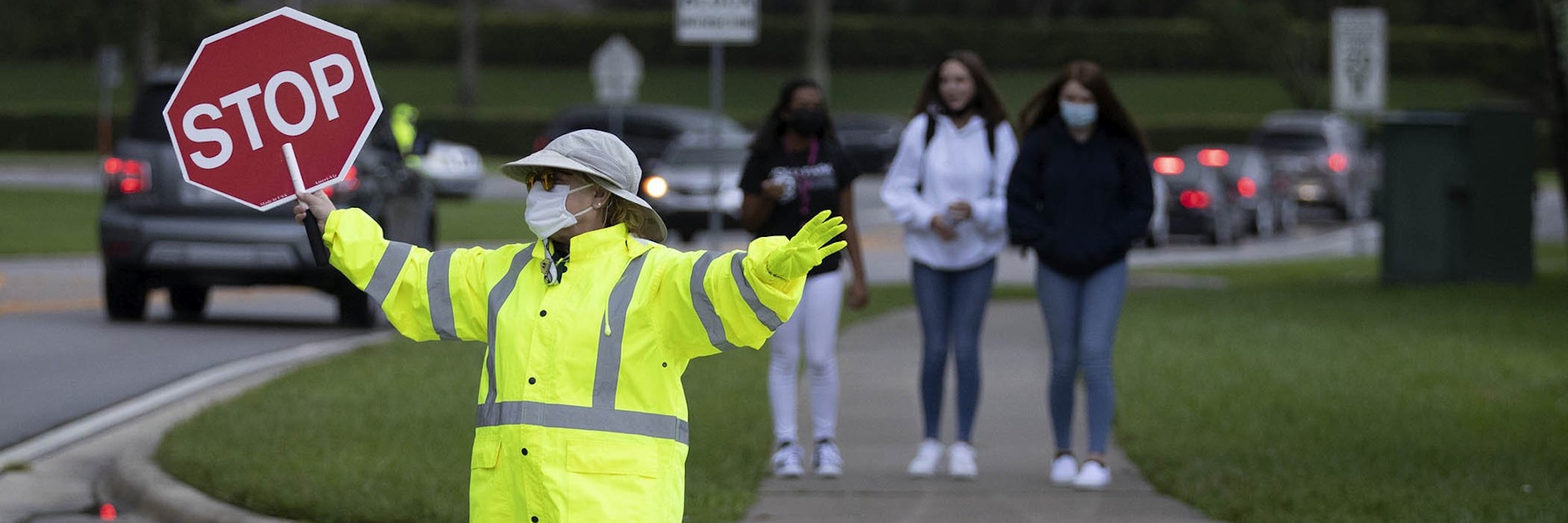 Schülerlotsin mit Corona-Schutzmaske und Ganzkörper-Anzug: Die USA sind international der Corona-Hotspot Nr. 1.
