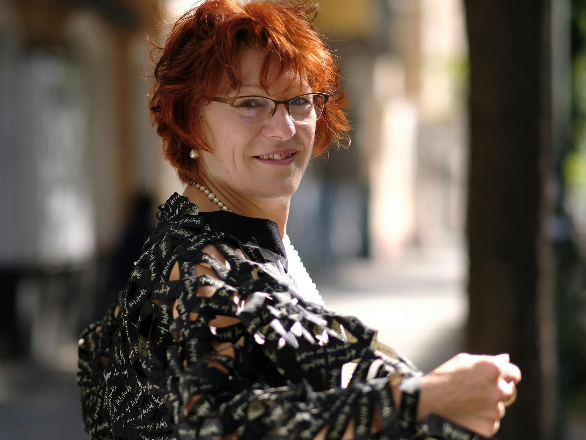 Pia Fischer mit einem ihrer tragbaren Kunstwerke: einem Kleid aus Etiketten.