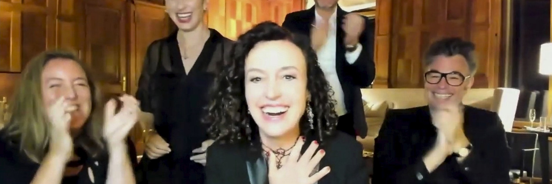 Die deutsche Regisseurin Maria Schrader (Mitte) während der Preisverleihung der Emmy Awards.