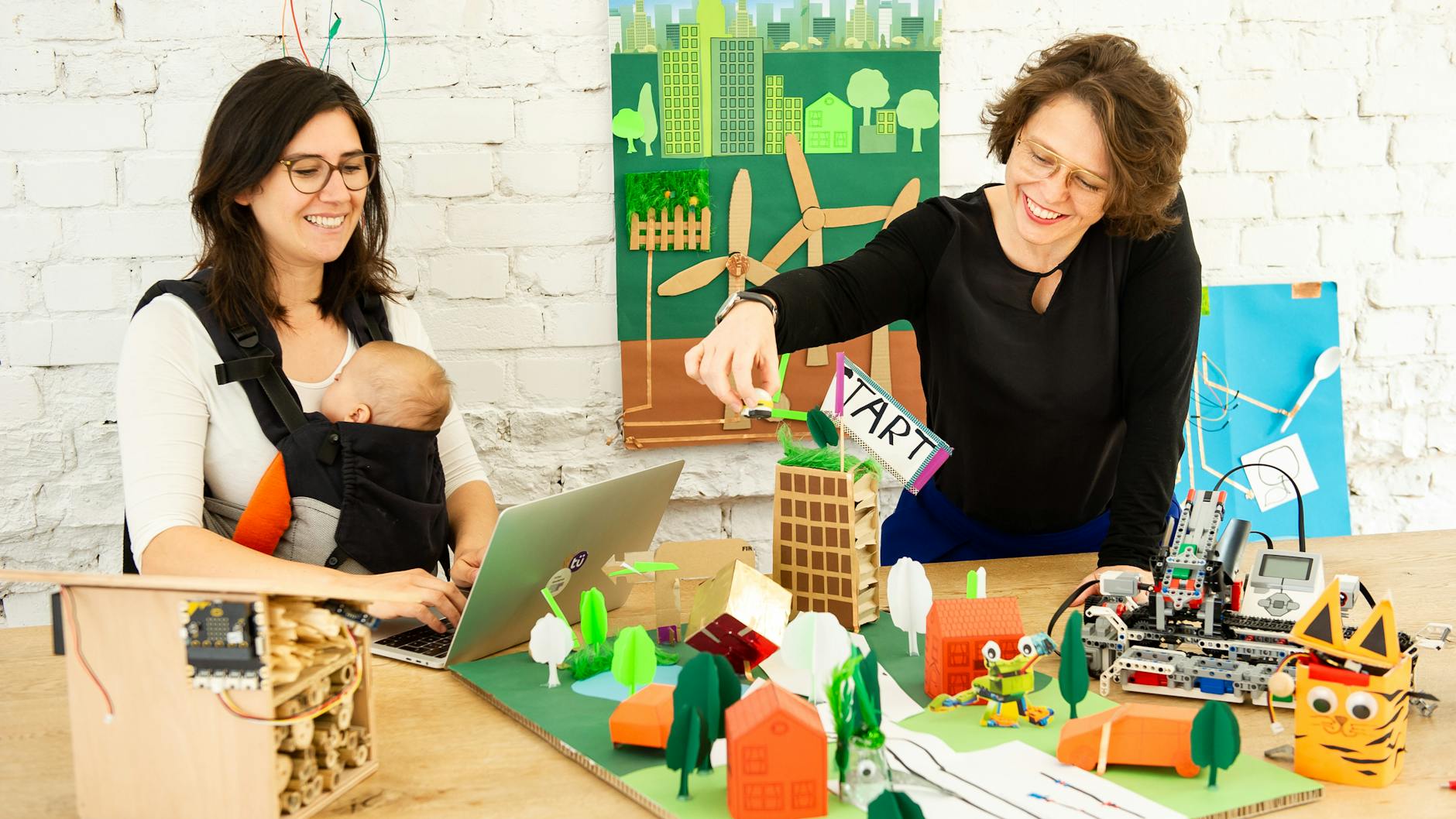 Franziska Schmidt und Julia Kleeberger haben das Start-up Junge Tüftler gegründet.<br><br>Foto: Benjamin Pritzkuleit