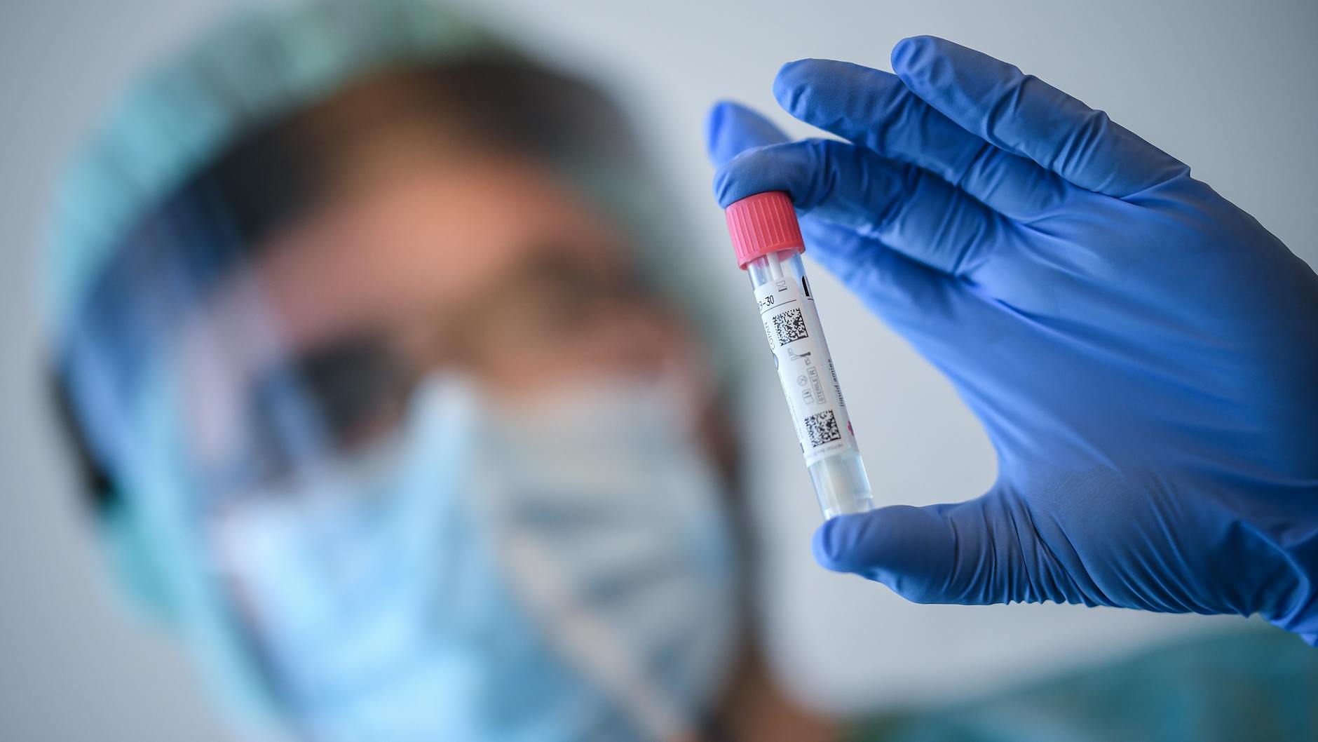Ein Arzt nimmt in der Corona-Teststelle am Flughafen Schönefeld einen Abstrich für einen Coronavirus-Test. 
