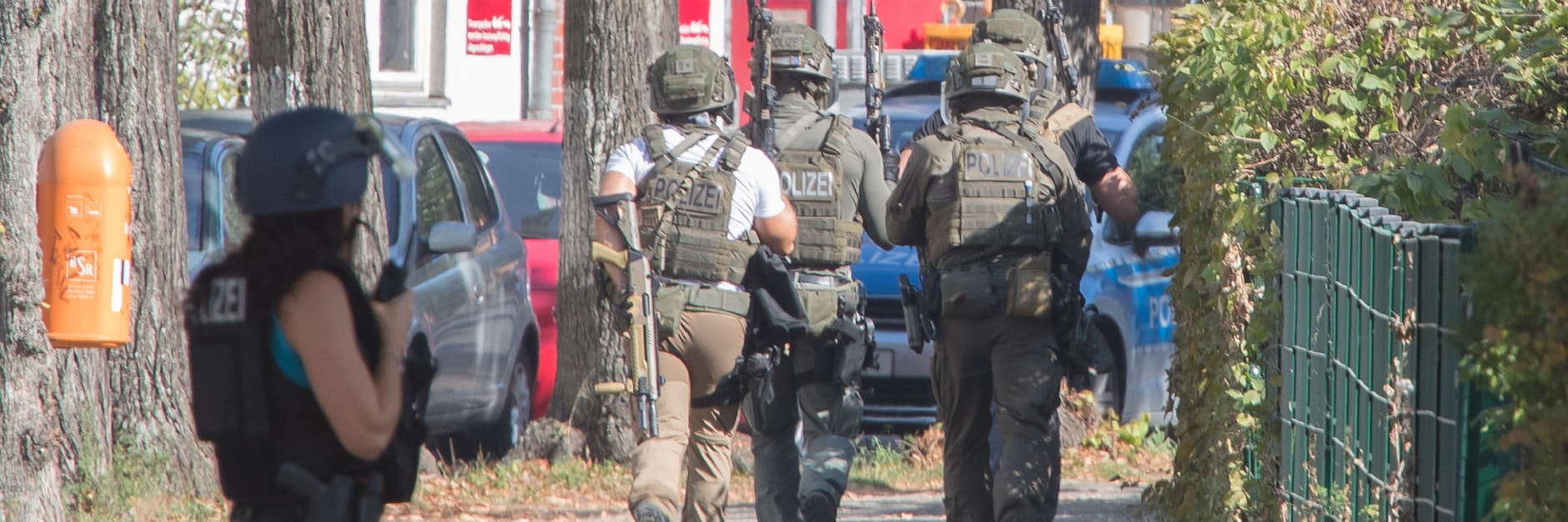 Beamte eines Spezialeinsatzkommandos sind auf dem Weg in die Oberschule. Sie durchsuchen seit mehreren Stunden das Gebäude. 