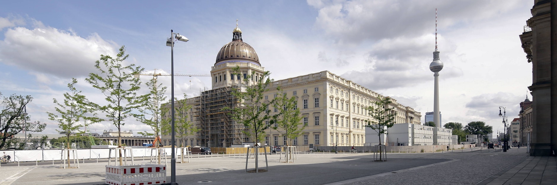 Der Blick auf den Schlossplatz mit dem Berliner Stadtschloss. Im Hintergrund ragt der Berliner Fernsehturm in die Höhe.