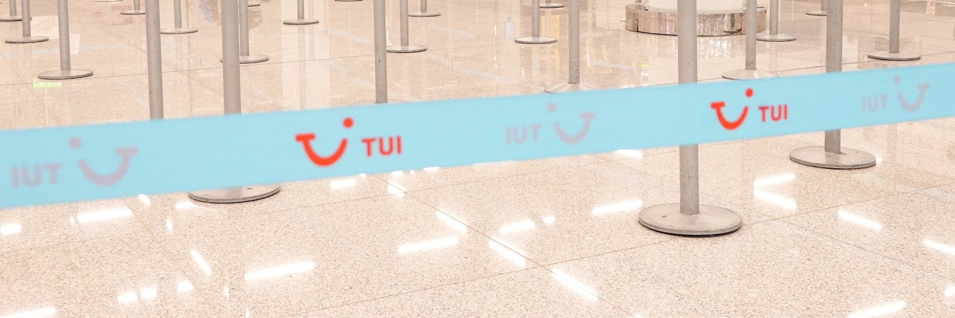Menschenleerer Check-in-Schalter von TUI: Es steht nicht gut um den Reise-Riesen.