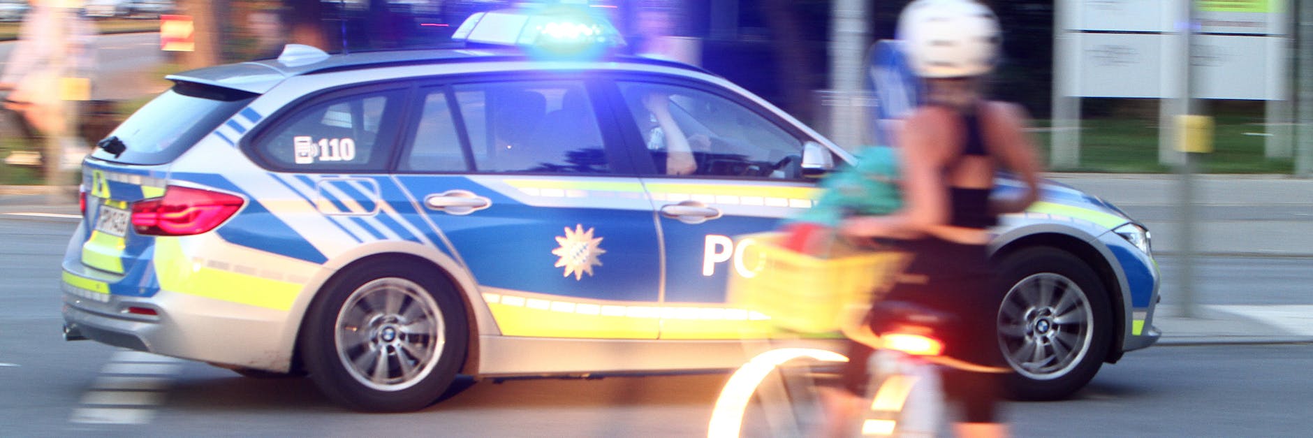 Einsatzwagen der Polizei fährt zu einem Einsatz über den Steubenplatz in der Innenstadt von München.