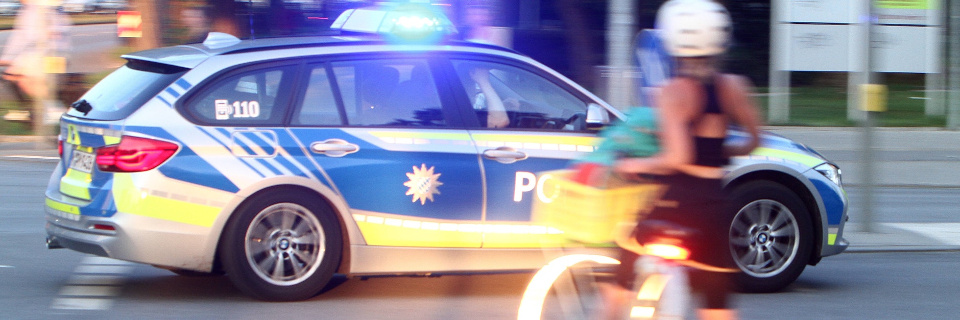 Einsatzwagen der Polizei fährt zu einem Einsatz über den Steubenplatz in der Innenstadt von München.