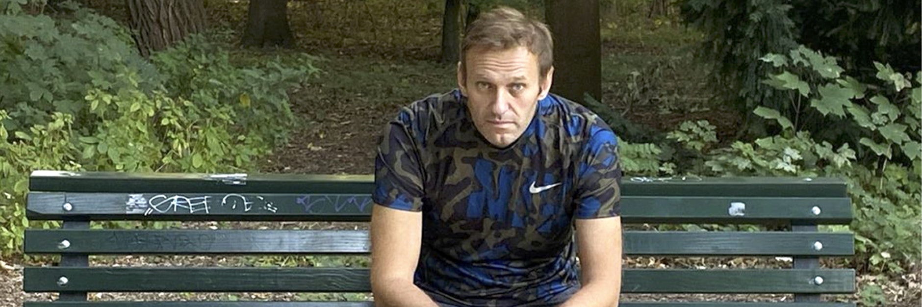 Alexej Nawalny sitzt nach seiner Entlassung aus der Berliner Charité auf einer Parkbank.