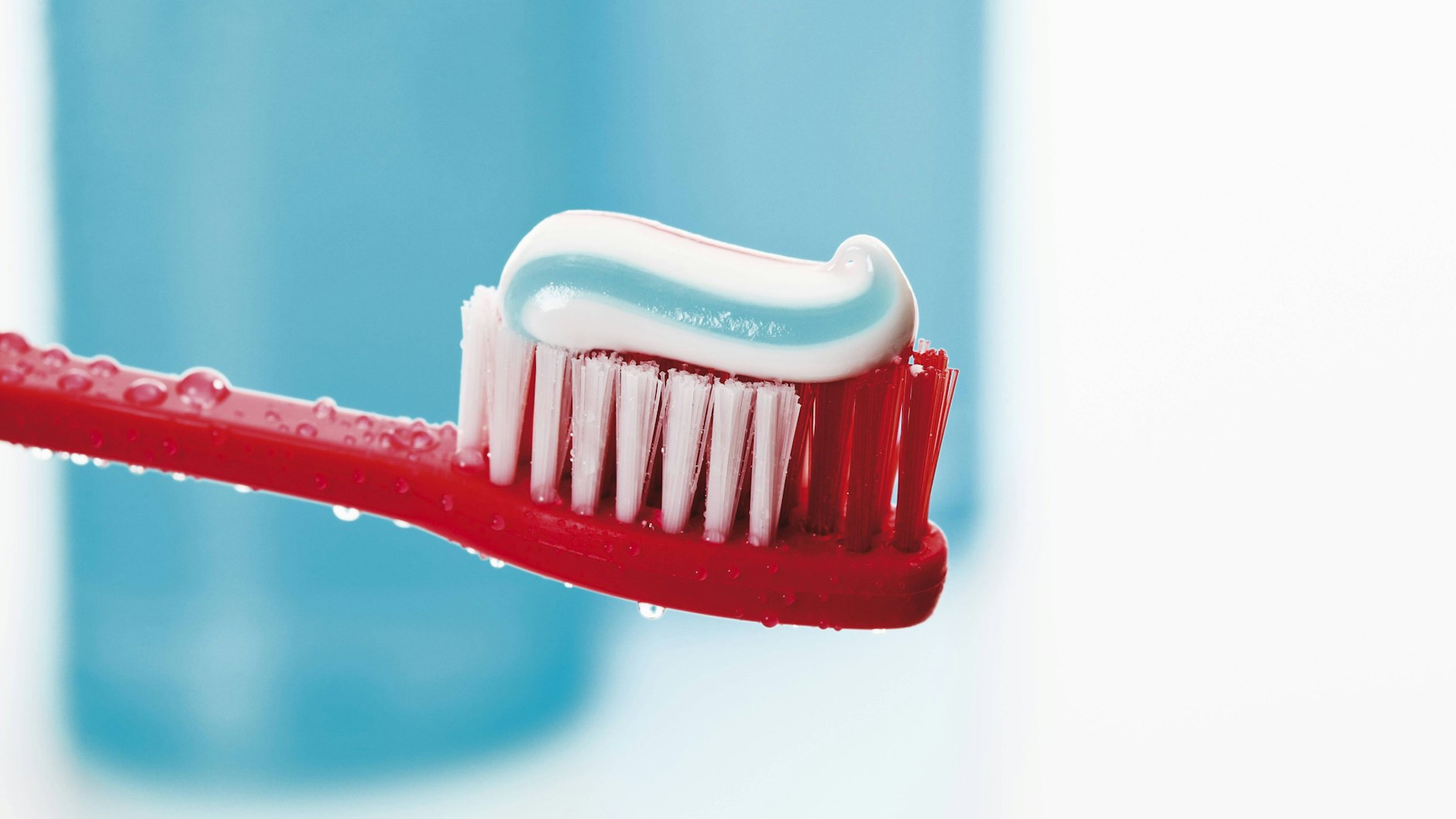 Zur Vorbeugung von Karies sollten die Zahnpasta ausreichend Fluorid enthalten.