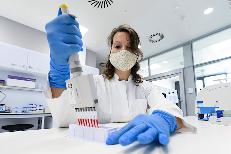 Eine Krebsforscherin des Nationalen Centrums für Tumorerkrankungen (NCT) am Standort Dresden beim Pipettieren.