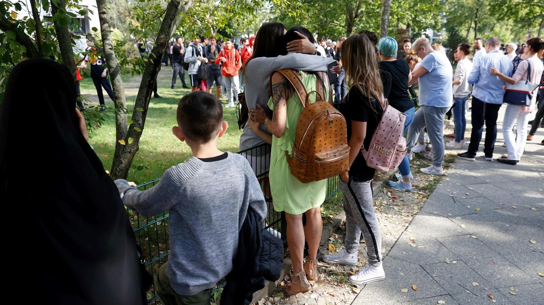 Nach der Entwarnung: Eine Mutter umarmt ihre Tochter. Viele Eltern waren besorgt und eilten zu der Schule. 