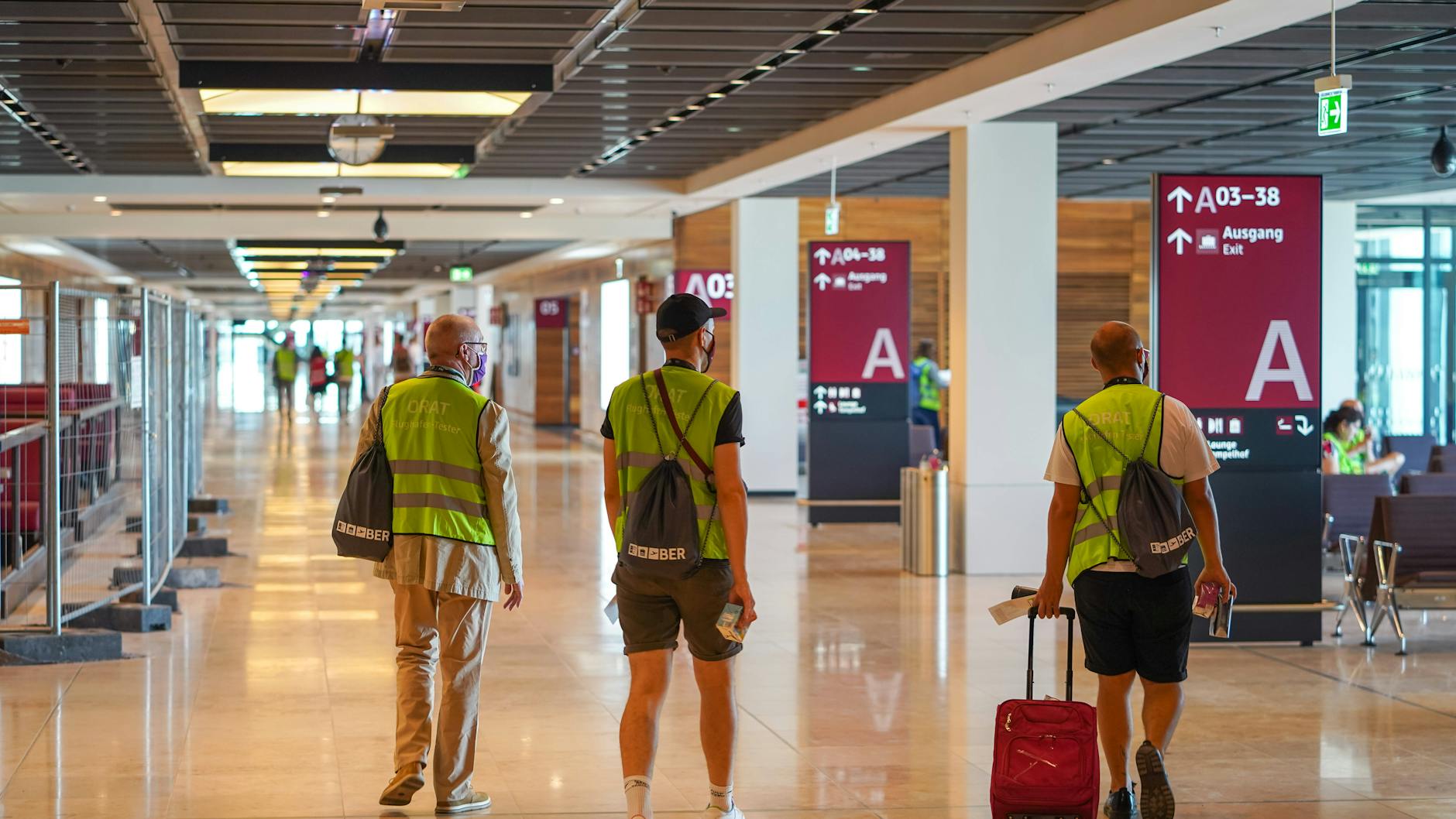 Die Menschen, die den Flughafen BER testen, sind real. Aber die Flüge, die auf ihren Bordkarten genannt werden, gibt es nicht.