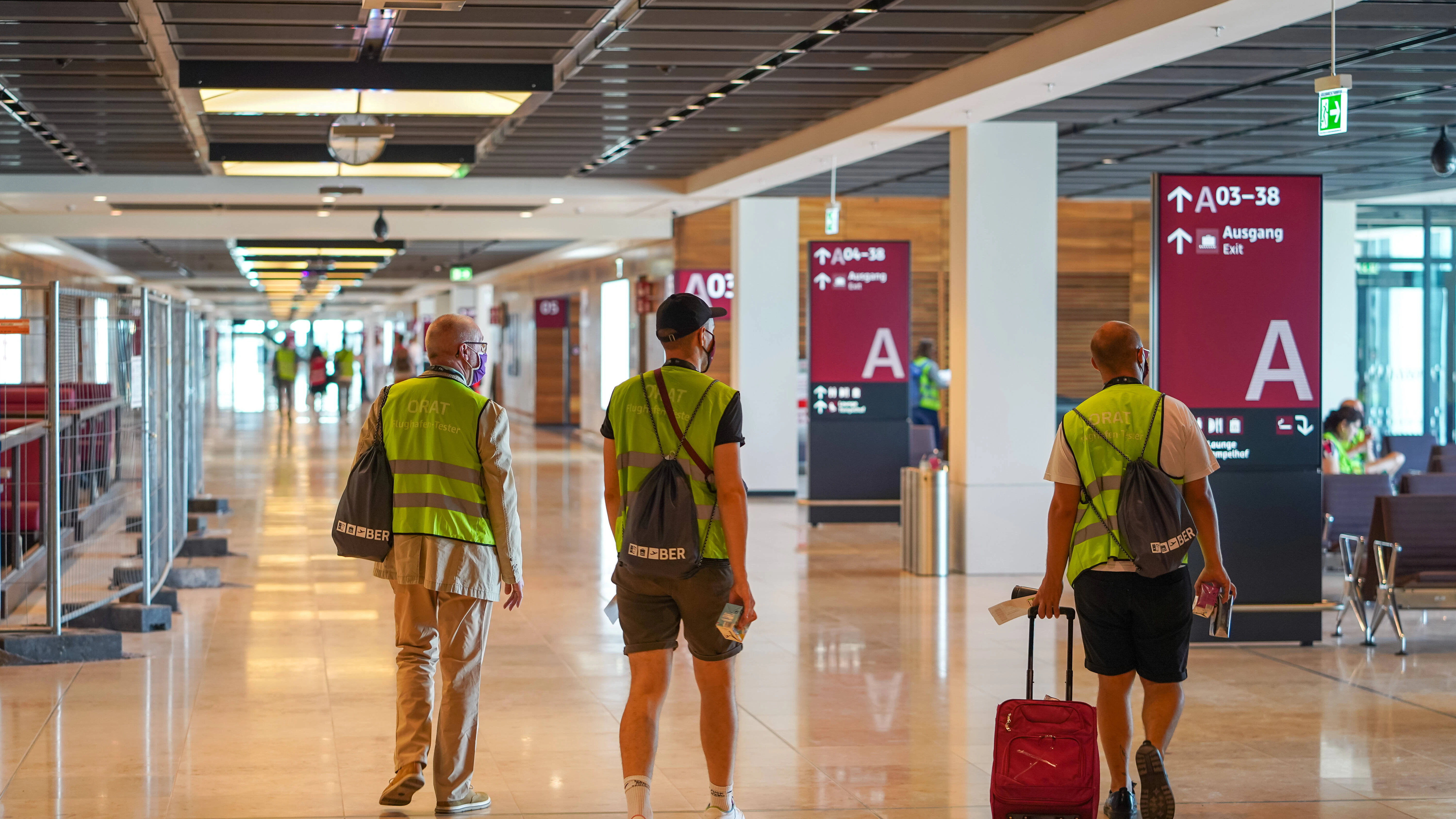 Die Menschen, die den Flughafen BER testen, sind real. Aber die Flüge, die auf ihren Bordkarten genannt werden, gibt es nicht.