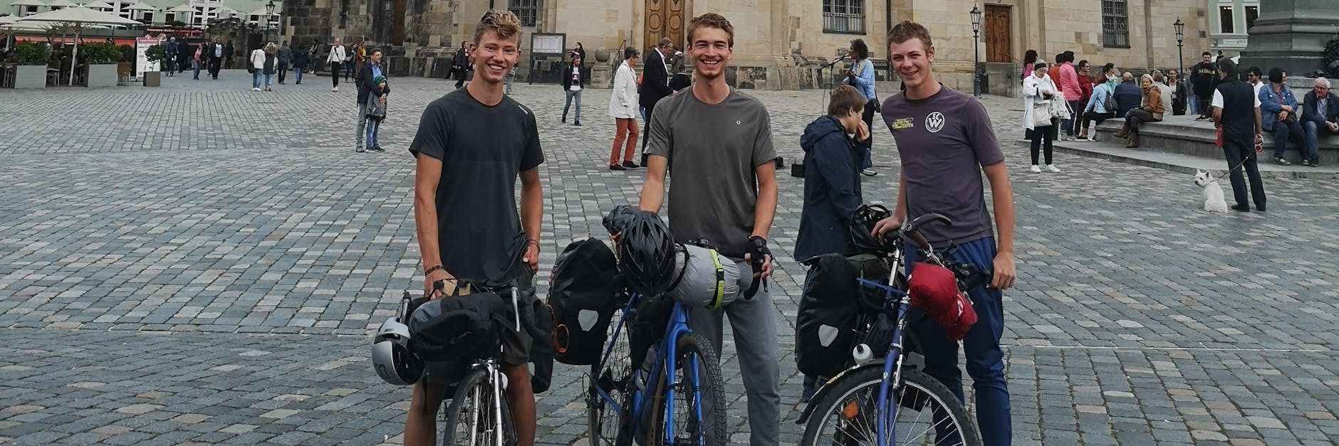 Die drei Kölner Abiturienten Anton, Lovis und Till stehen mit ihren Fahrrädern vor der Dresdener Frauenkirche.