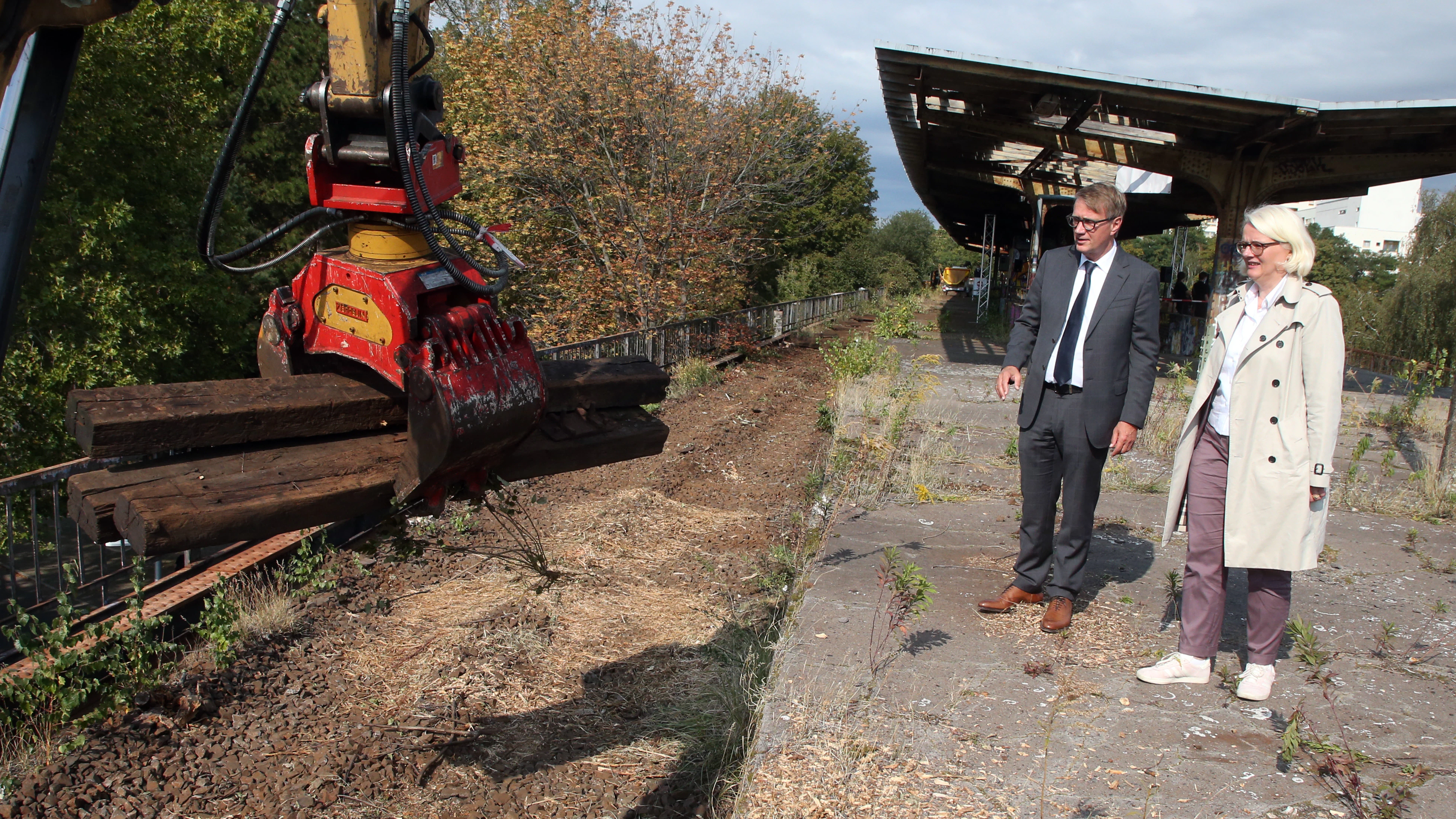DB-Infrastrukturvorstand Ronald Pofalla und Verkehrssenatorin Regine Günther im alten S-Bahnhof Wernerwerk.&nbsp;
