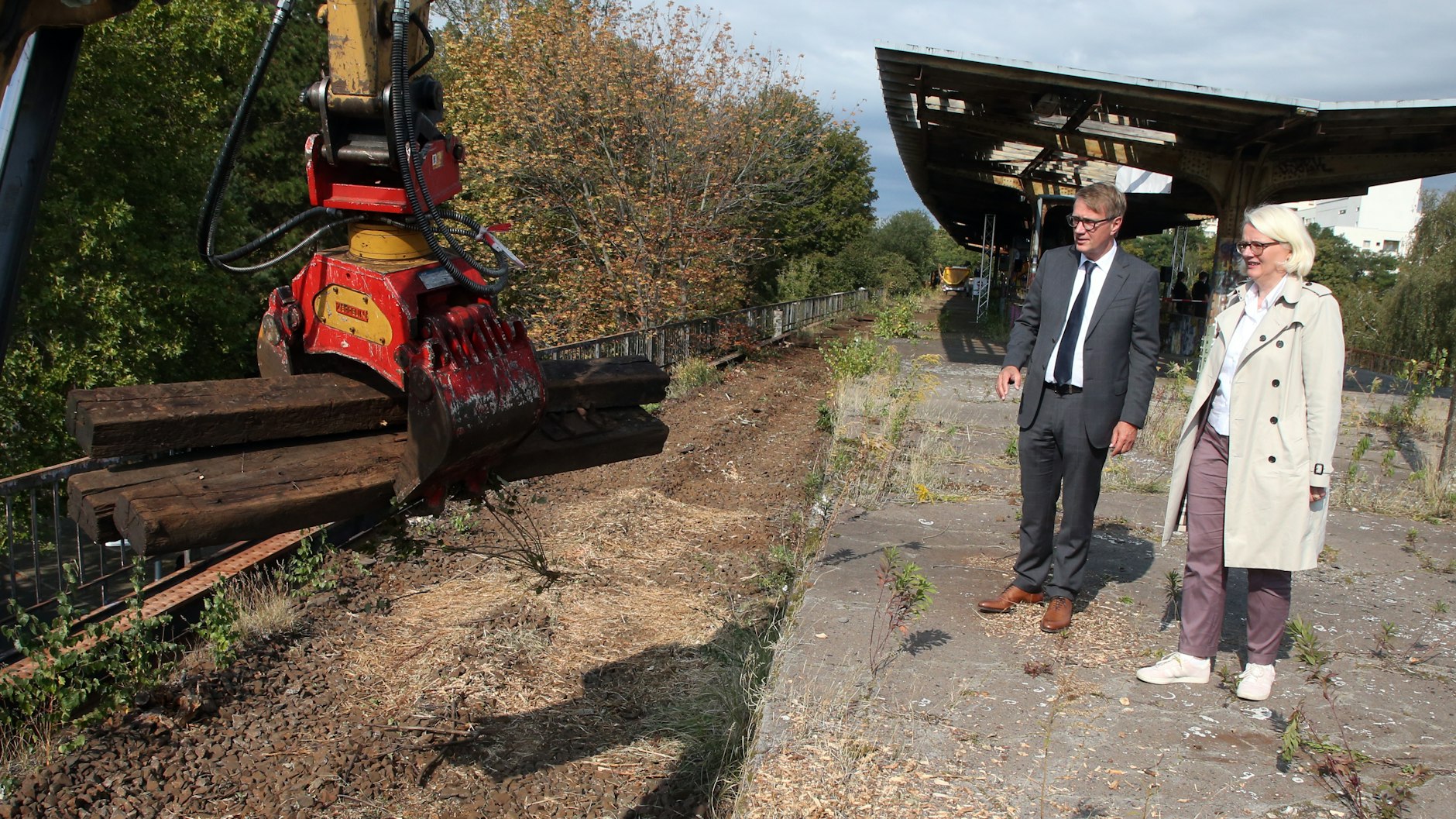 DB-Infrastrukturvorstand Ronald Pofalla und Verkehrssenatorin Regine Günther im alten S-Bahnhof Wernerwerk. 