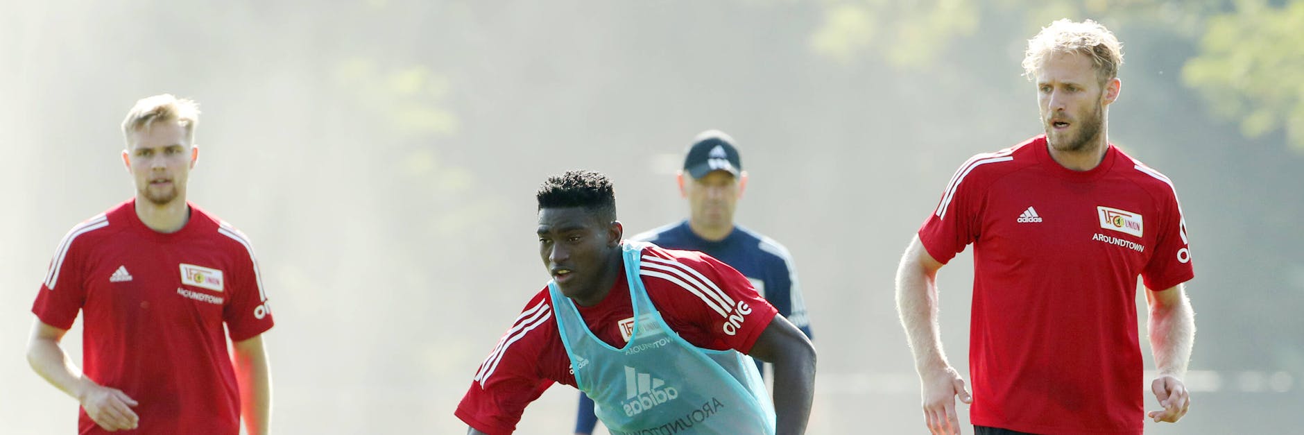 Taiwo Awoniyi (2.v.l) ist heiß drauf, am Sonnabend in Gladbach sein Debüt für Union zu geben. Hier bekommen die neuen Kollegen Lars Dietz und Sebastian Griesbeck schon mal einen Vorgeschmack auf das, was der Nigerianer so drauf hat. 