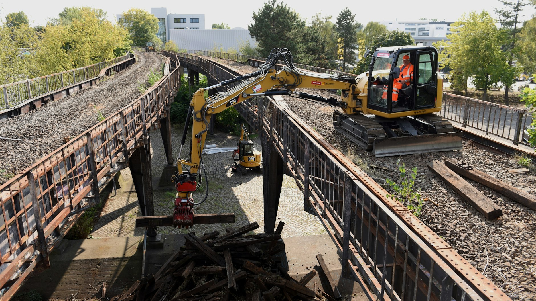 Viel zu tun für die Bauleute: 2500 alte Schwellen und 3300 Tonnen Schotter werden vom Viadukt der Siemensbahn entfernt.