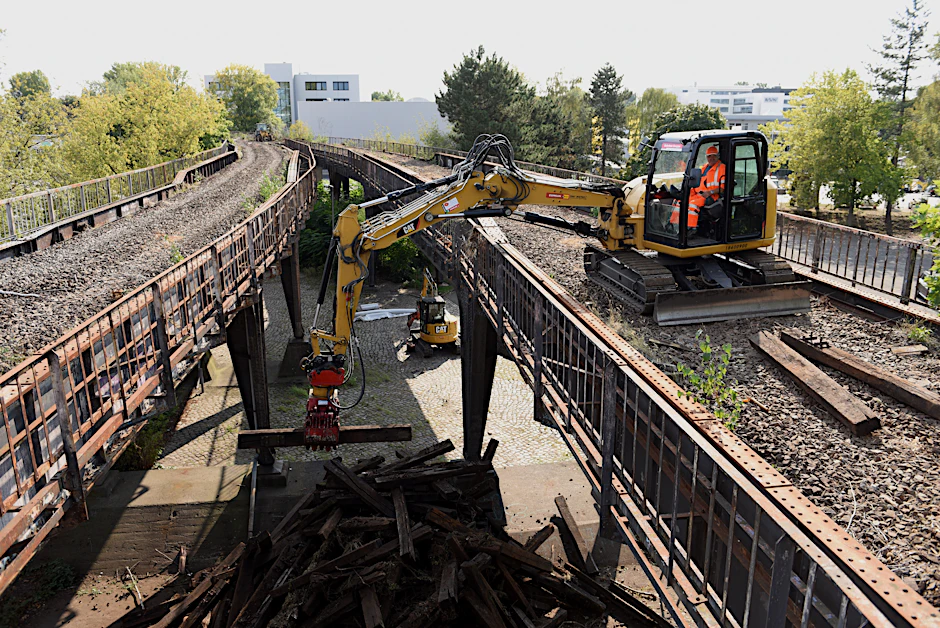Viel zu tun für die Bauleute: 2500 alte Schwellen und 3300 Tonnen Schotter werden vom Viadukt der Siemensbahn entfernt.